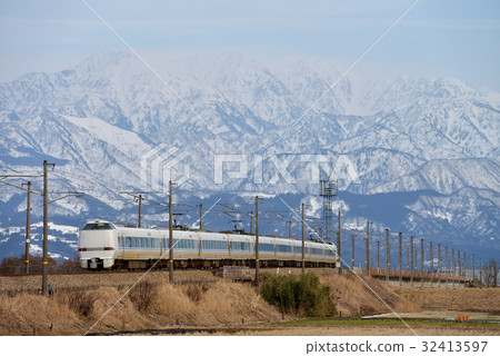 以立山山脈為背景行駛的683系列特急雷鳥號9輛 32413597