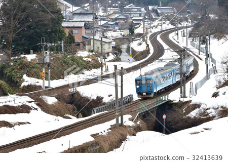 雪從路上經過 32413639