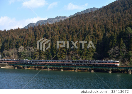 Kiha 85 Series Limited Express Wide View Hida Going Shimohara Dam 32413672