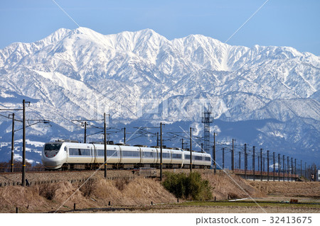 9-car 681 series Thunderbird express train running with the Tateyama mountain range in the background 32413675