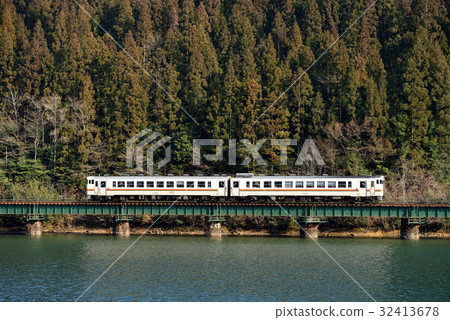 兩輛經過Shimohara大壩的Kiha 48系列普通列車 32413678