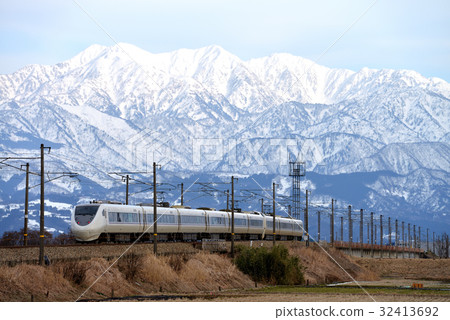 9-car 681 series Thunderbird express train running with the Tateyama mountain range in the background 32413692