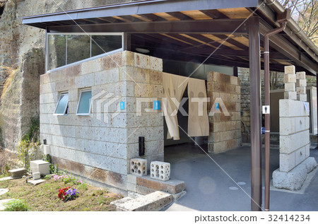 Toilet with Oya stone 32414234