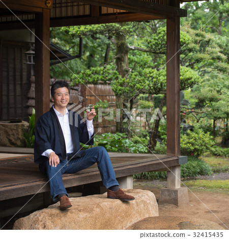 日本清酒啤酒廠中間人日本庭院圖像 32415435