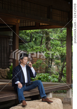 日本清酒啤酒廠中間人日本庭院圖像 32415439