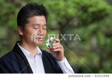 日本清酒啤酒廠中間人日本庭院圖像 32415446