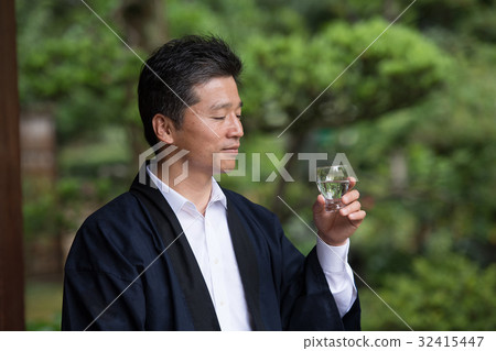 日本清酒啤酒廠中間人日本庭院圖像 32415447