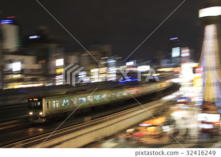 Yamanote line at night E231 series 500 series (follow shot) 32416249