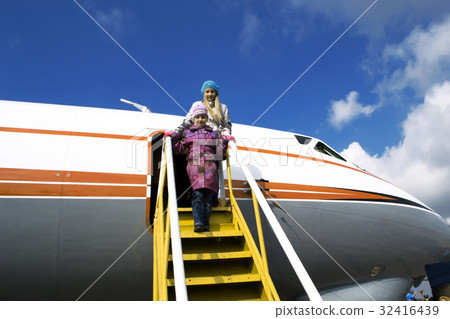 children out of the plane 32416439