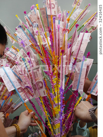 The Banknotes in Katin Tree The Banknotes in Katin Tree 32416485