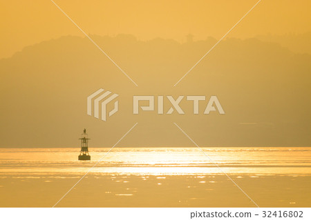 海面在早晨的陽光下閃閃發光，漂浮在海中（浮標） 32416802
