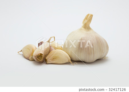 Fresh Garlic on white background 32417126
