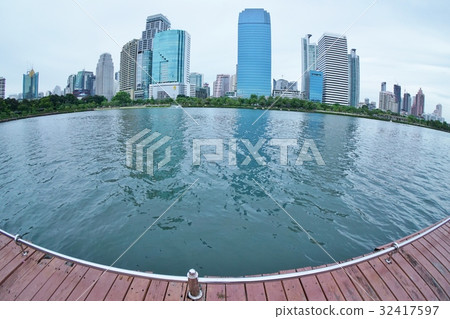 Benjakitti公園的城市景觀（Ventachiti公園景觀） 32417597