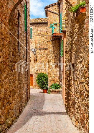 The streets of the old Italian city of Pienza 32418504