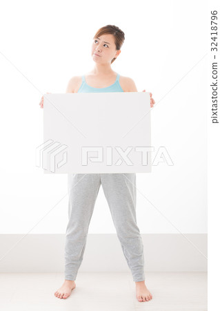 Fitness women suffer 32418796