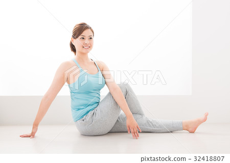 伸展女性 32418807