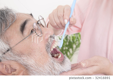 Caregot image Oral care toothpaste old age long-term care 32418891