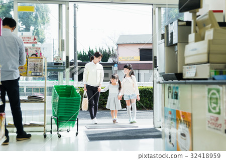 convenience store convenience store 32418959