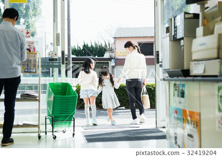 Convenience store (mother and child) 32419204