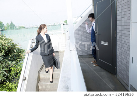 Husband and career woman 32419636