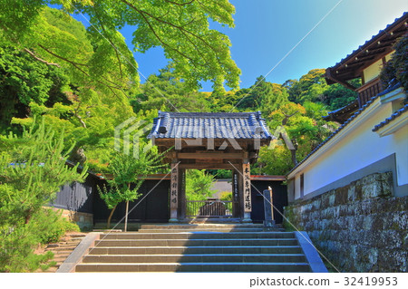 Entrance of the Imperial Palace Temple 32419953
