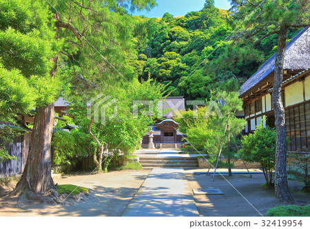 Entrance of the Imperial Palace Temple 32419954