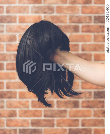 A wig 32421400