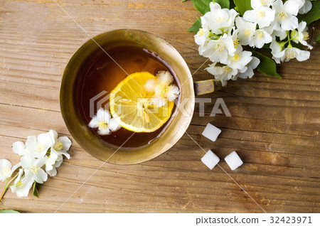 Jasmine tea with lemon in a cup 32423971