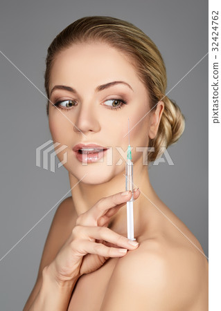 beautiful girl holding syringe beautiful girl holding syringe 32424762