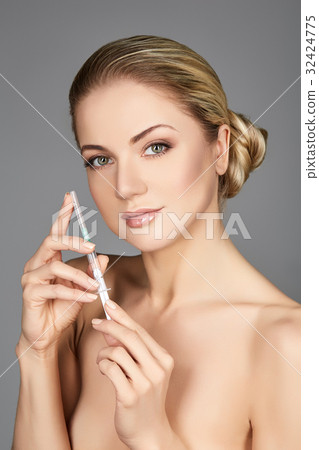 beautiful girl holding syringe beautiful girl holding syringe 32424775