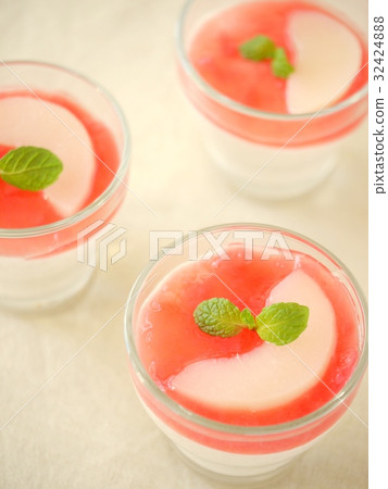 Peach Moose Peach Melba Sauce (High Angle) Peach Moose Peach Melba Sauce (High Angle) 32424888