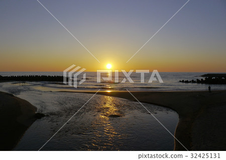 Sunset in the Sea of Japan 32425131