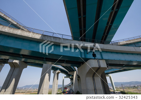 穿越交叉路口立交橋 32425343