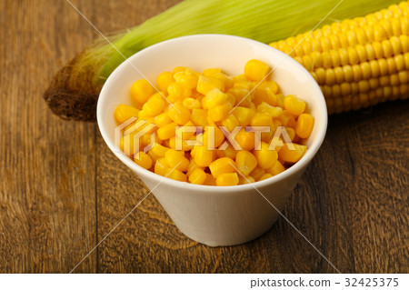 Sweet canned corn Sweet canned corn 32425375