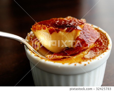 Creme brulee 32425783