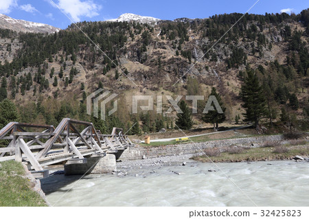 alpine landscape at Roseg Valley, Switzerland  32425823