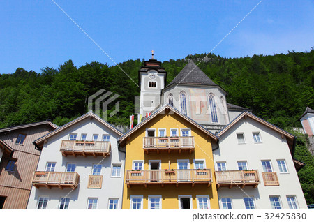 historic centre of Hallstatt, Austria  32425830