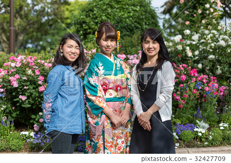 穿和服的婦女和他們的家庭的紀念照片 穿和服的婦女和他們的家庭的紀念照片 32427709