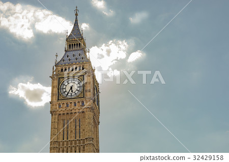 Tower of Big Ben in front of bright clouds Tower of Big Ben in front of bright clouds 32429158