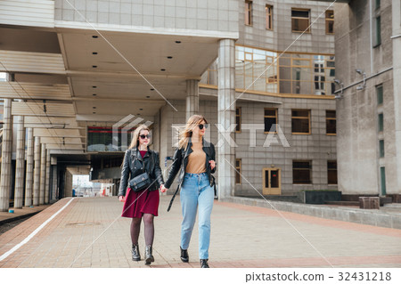 Beautiful fashion women posing.Trendy lifestyle  32431218