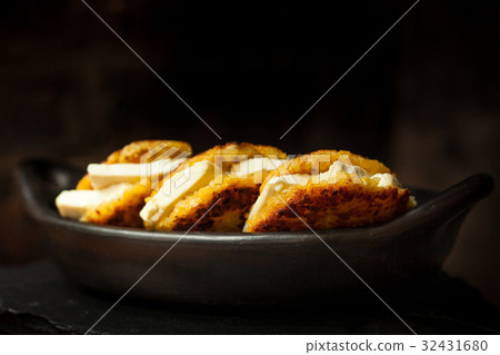 Arepas de choclo filled with white cheese 32431680