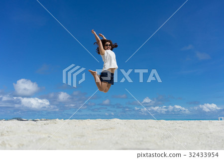 Woman jumping on the beach Woman jumping on the beach 32433954