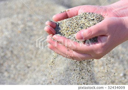 Spilling sand 32434009