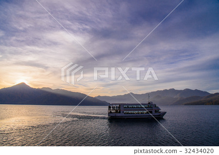 [Tochigi Prefecture] Evening view of Lake Chuzenji, sightseeing boat 32434020