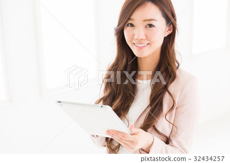 Woman business watching tablet Woman business watching tablet 32434257