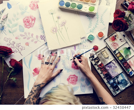Woman drawing colorful flower in aerial view 32438447