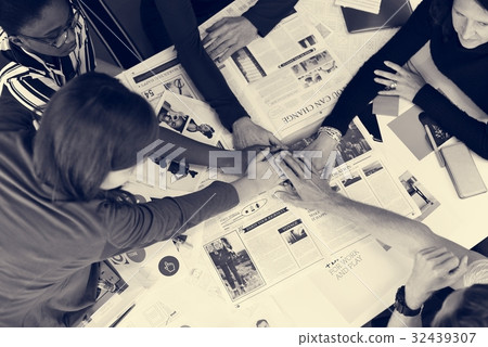 Business people creative talking discussion ideas Business people creative talking discussion ideas 32439307