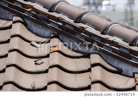 Tile breakage Rain leakage Maintenance roof repair Japan tile renovation 32440714