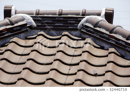 Tile breakage Rain leakage maintenance Roof repair Japanese roof tile Tile breakage Rain leakage maintenance Roof repair Japanese roof tile 32440719