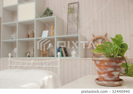 Simple bedroom 32440940